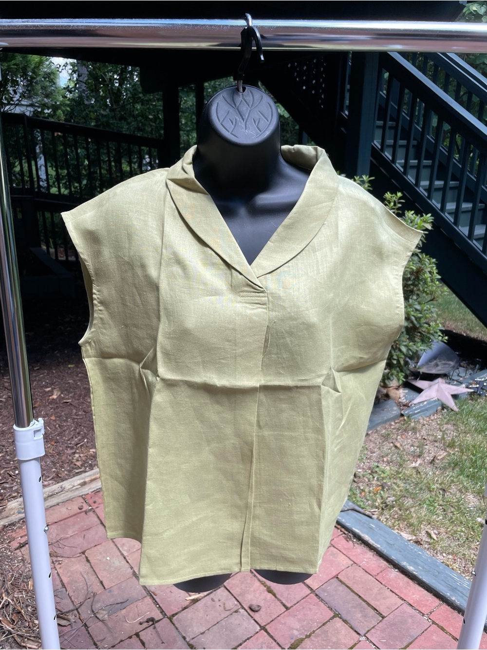 Relaxed V-Neck Sleeveless Blouse in pale green (celery)
